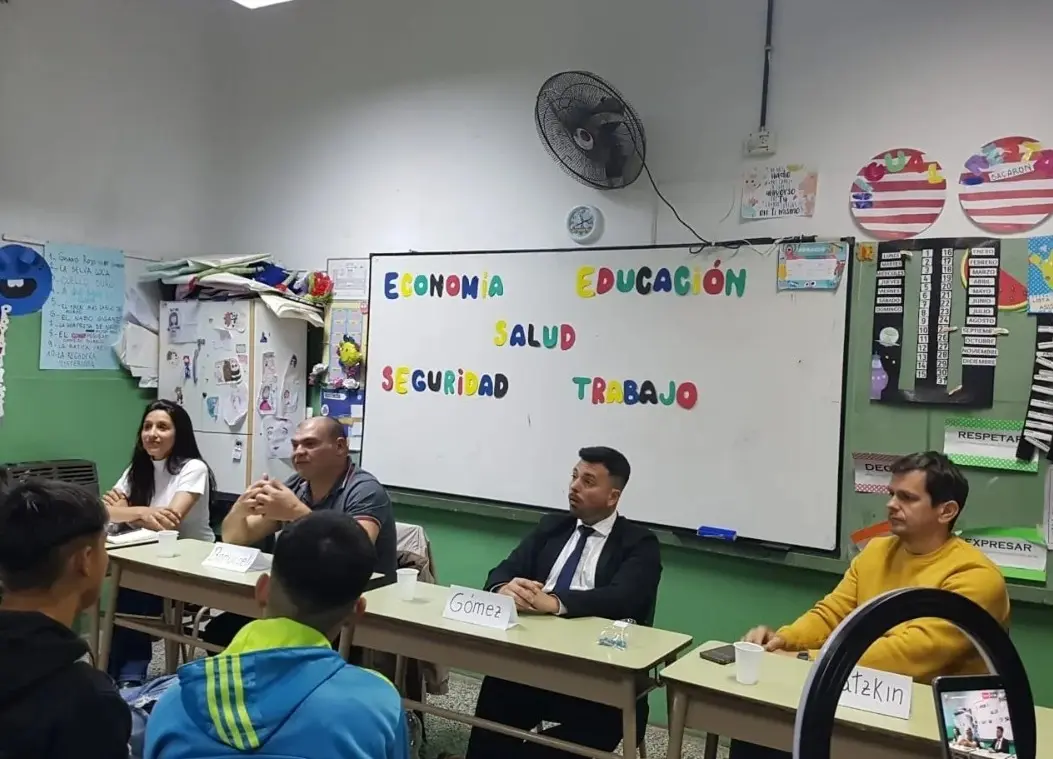 Los candidatos debatieron frente a trece alumnos de la Escuela N°1.