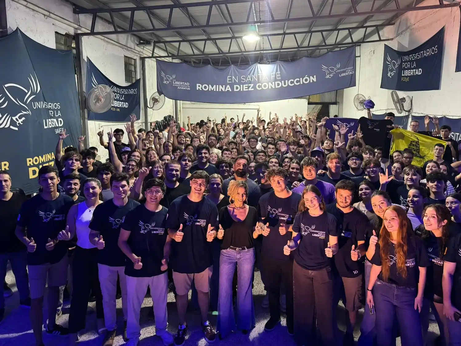 Romina Diez y jóvenes.