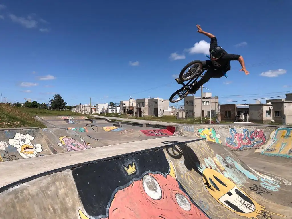 Emilio Gauna, volando un rato en el skatepark.
