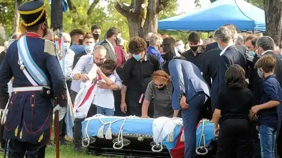 Ceremonia final: Menem fue sepultado