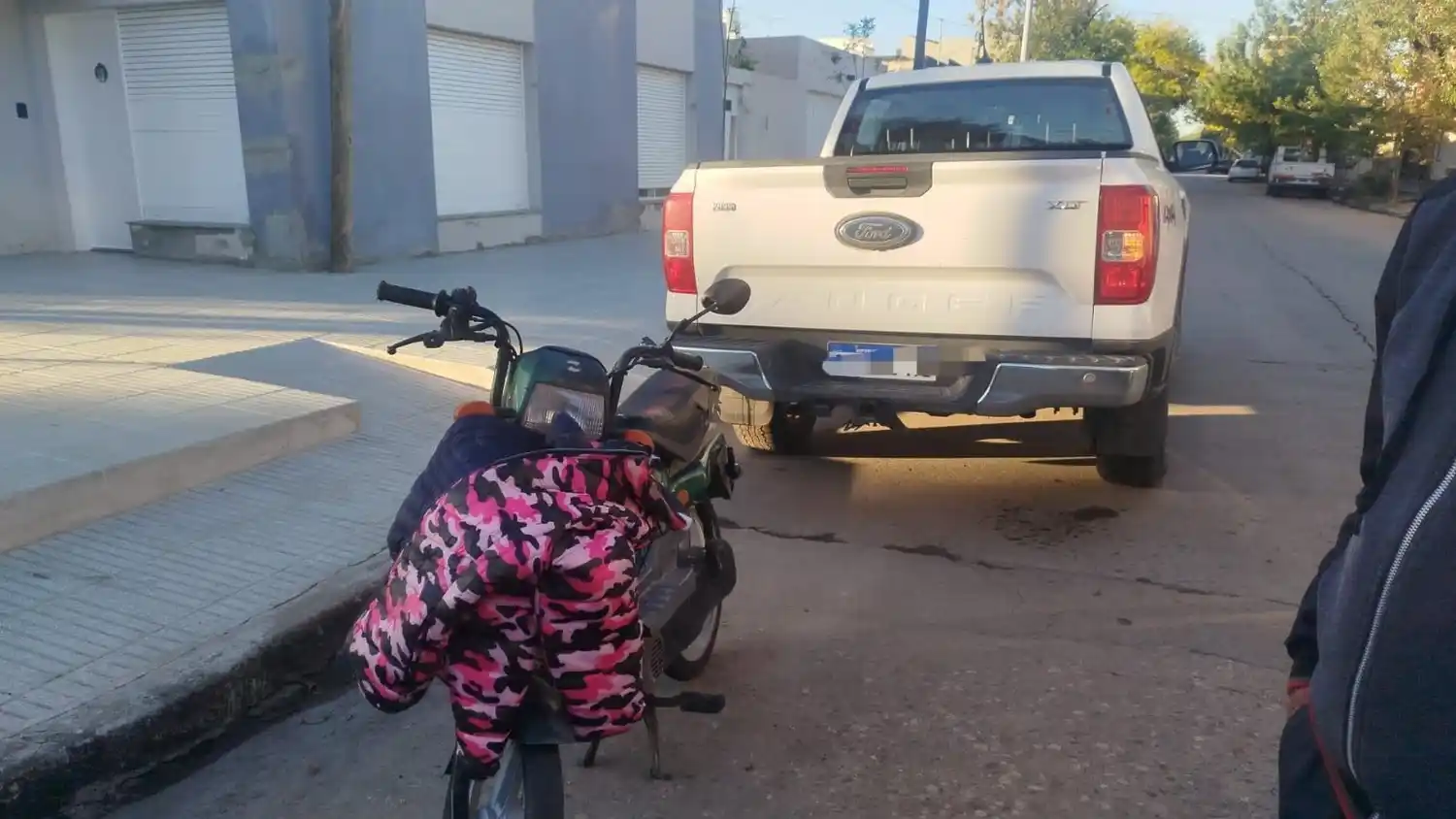 Una motociclista sufrió graves lesiones tras choque en barrio Roca