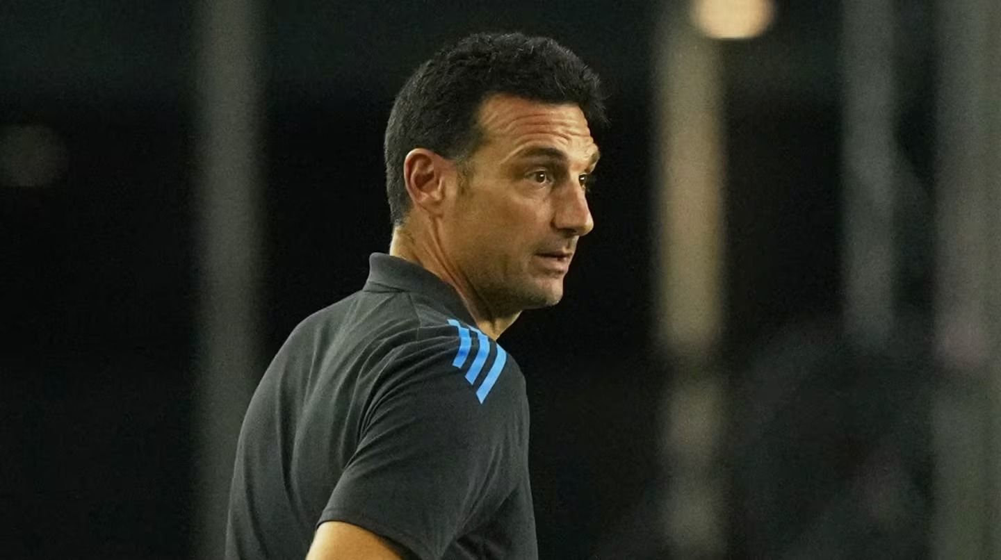 Preocupación para Lionel Scaloni: un futbolista de la Selección argentina se lesionó a un mes de la Finalissima ante España