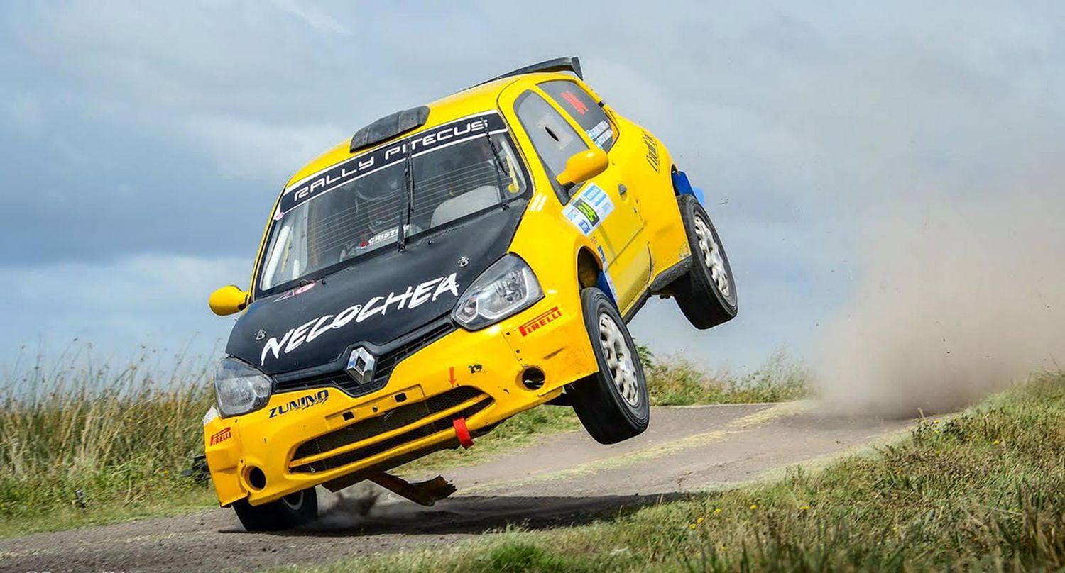 Necochense a pleno. Mario Llinás con el Clio y la muestra de toda la acción en plena carrera del Rally Mar y Sierras