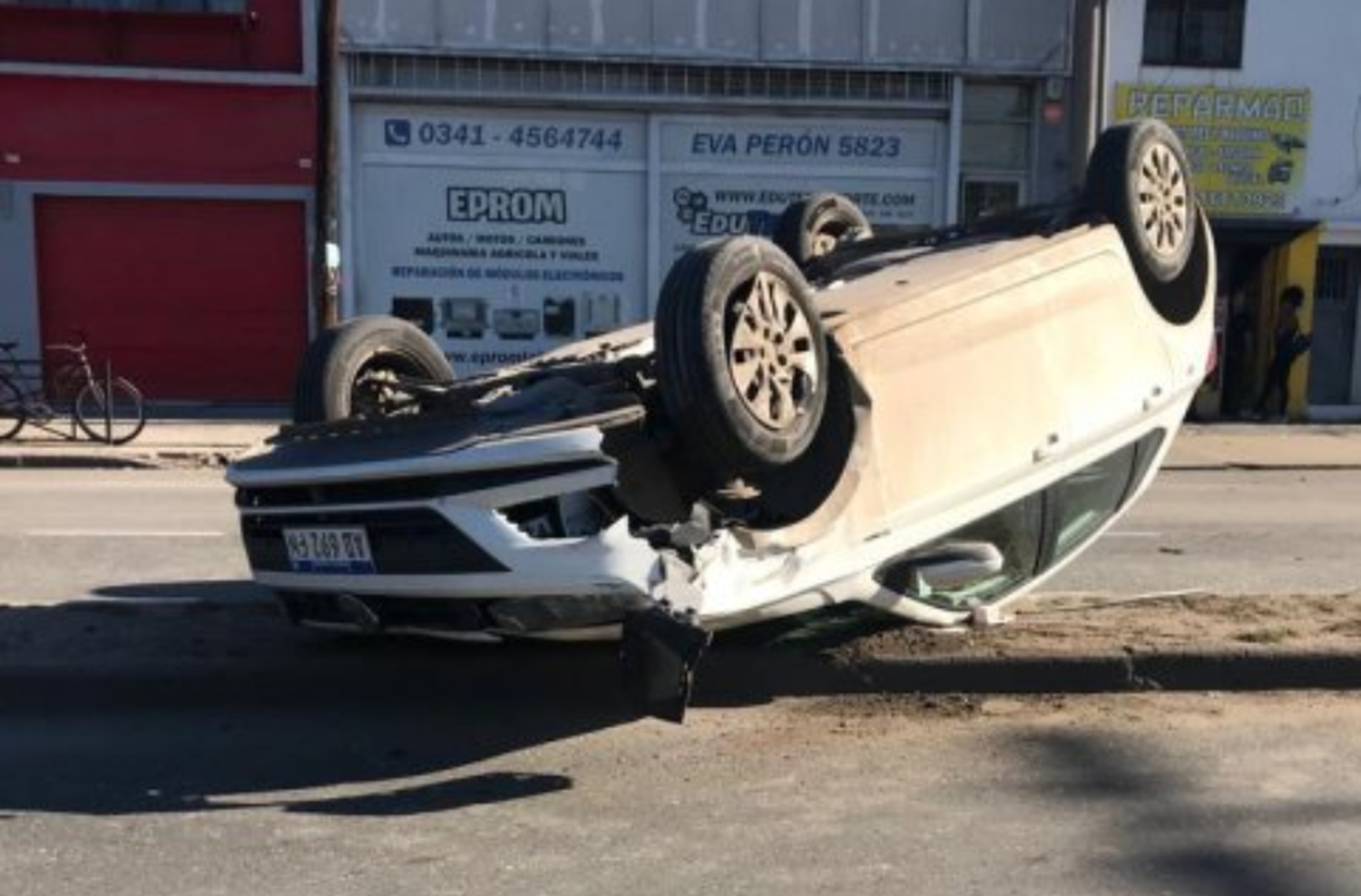 Impresionante vuelco: perdió el control del auto y terminó en el cantero de los cines Village