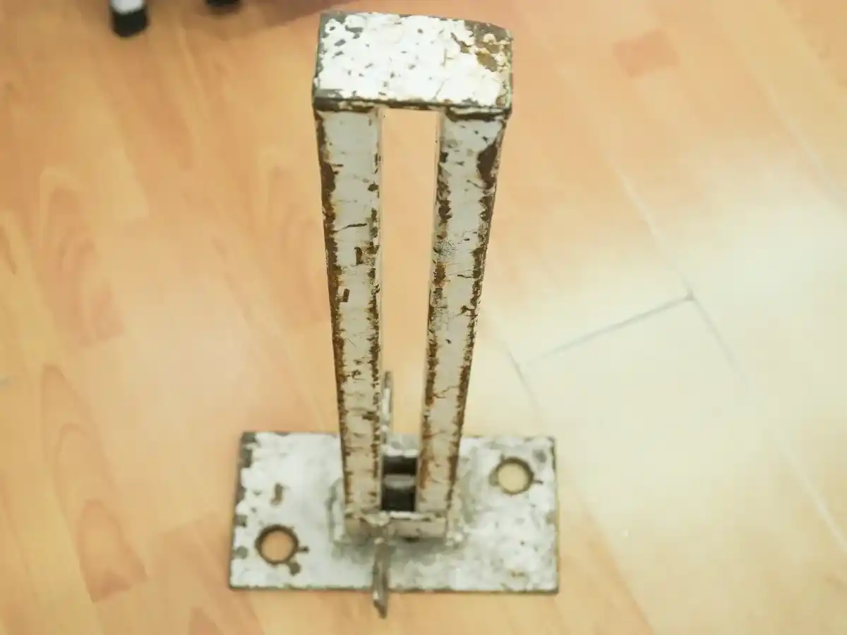 El autor del robo, utilizó un hierro macizo para destrozar la vidriera del local de calle 61