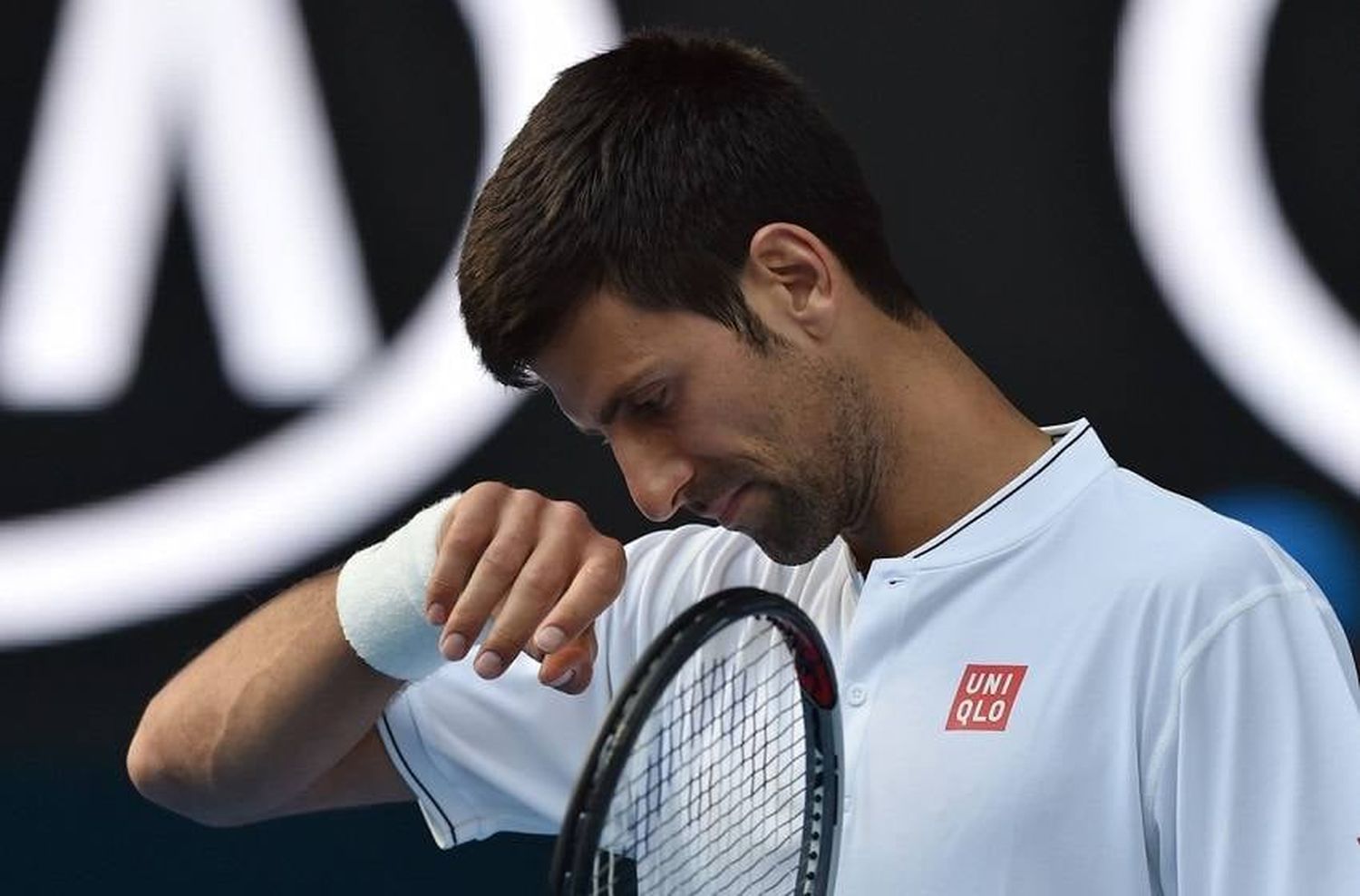 Serbia’s Novak Djokovic reacts after a point against Uzbekistan’s Denis Istomin during their men’s singles second round match on day four of the Australian Open tennis tournament in Melbourne on January 19, 2017. / AFP PHOTO / PAUL CROCK / IMAGE RESTRICTED TO EDITORIAL USE – STRICTLY NO COMMERCIAL USE