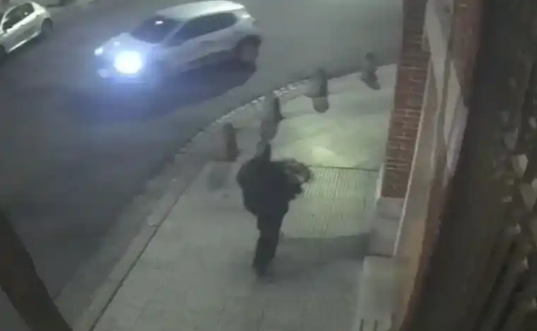 Video: entró a una iglesia y robó una estatua de la virgen de Luján