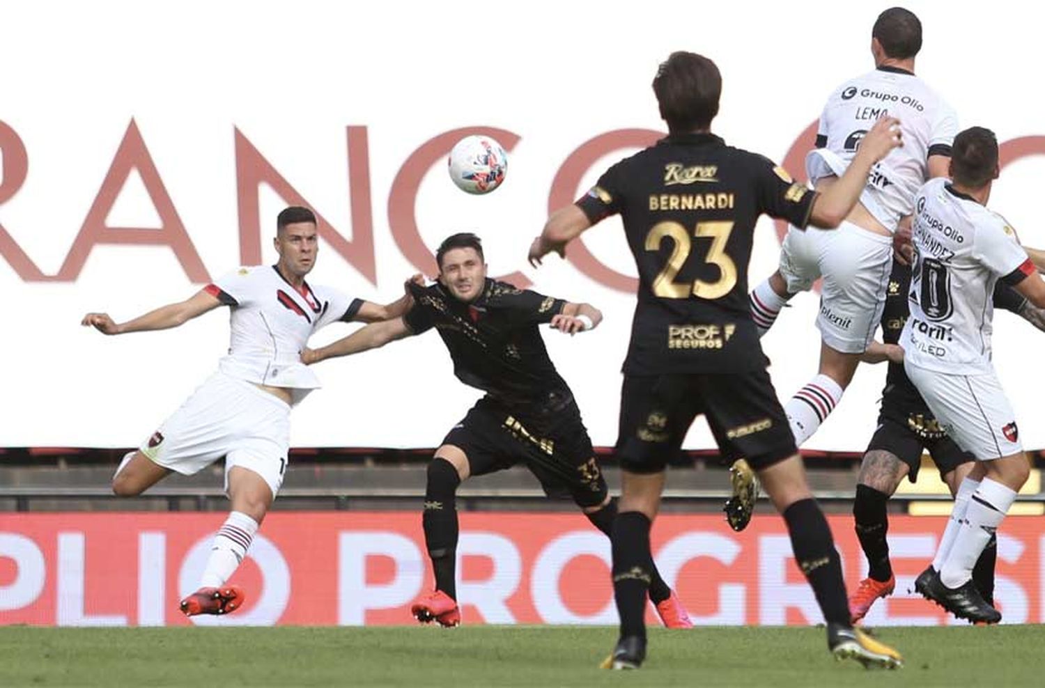 Newells apenas rescató un punto ante Colón y extendió la racha negativa