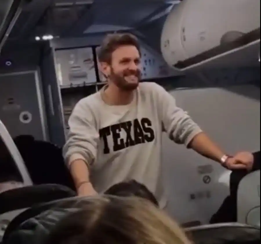 Mini show de Axel en el avión