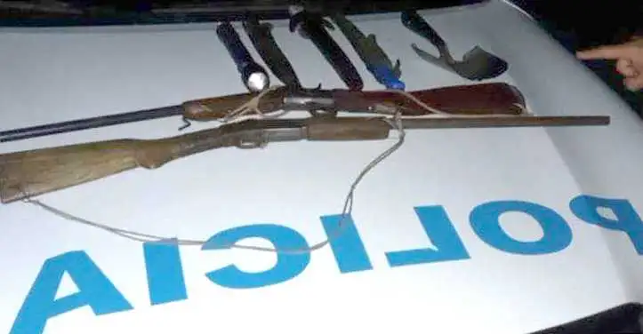 Demoraron a dos hombres 
y secuestraron escopetas