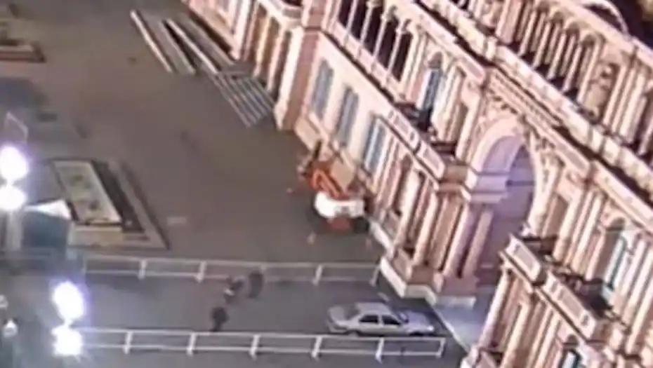 ¡Una locura! Así se metió un auto en la Casa Rosada