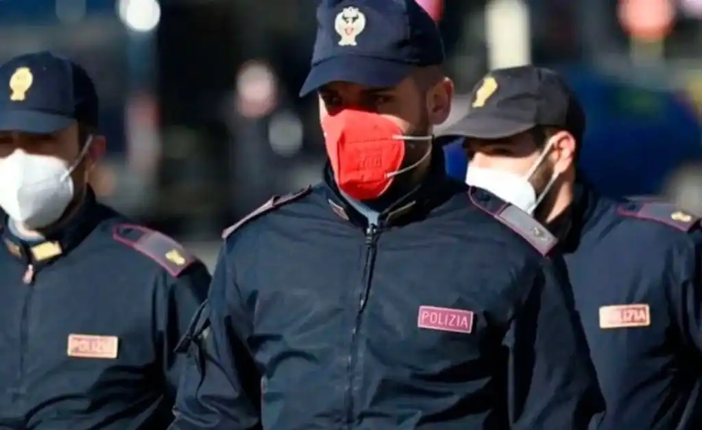 Insólito: el sindicato de policías de Italia protestó contra el uso de barbijos rosas
