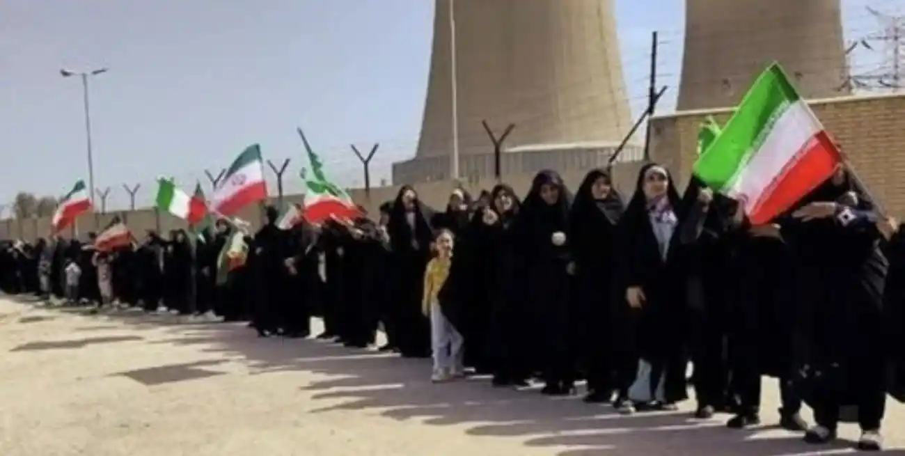 Miles de ciudadanos iraníes, principalmente jóvenes y estudiantes, comenzaron a formar "cadenas humanas" alrededor de las principales centrales eléctricas y núcleos energéticos del país.