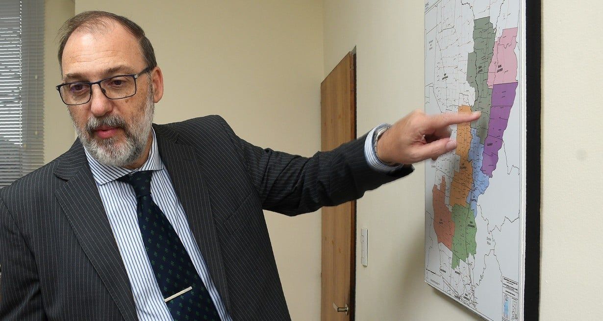 El fiscal Jorge Nessier analiza el mapa territorial de la Regional N° 1. Foto: Guillermo Di Salvatore