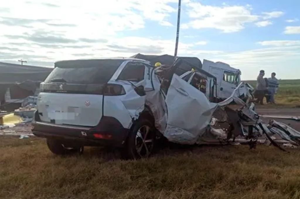 Accidente fatal en Córdoba: cuatro muertos tras chocar un auto contra un camión