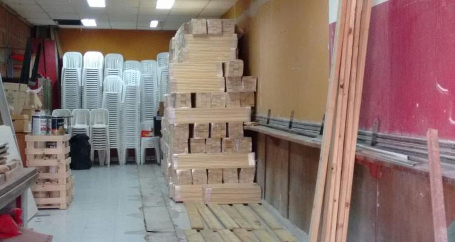 Llegó la madera para construir el piso flotante en el gimnasio de Mitre