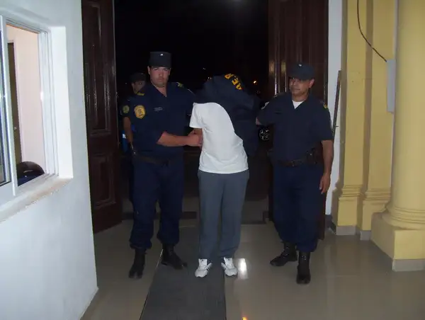 Detuvieron a un hombre que abonó mercadería con cheques robados 