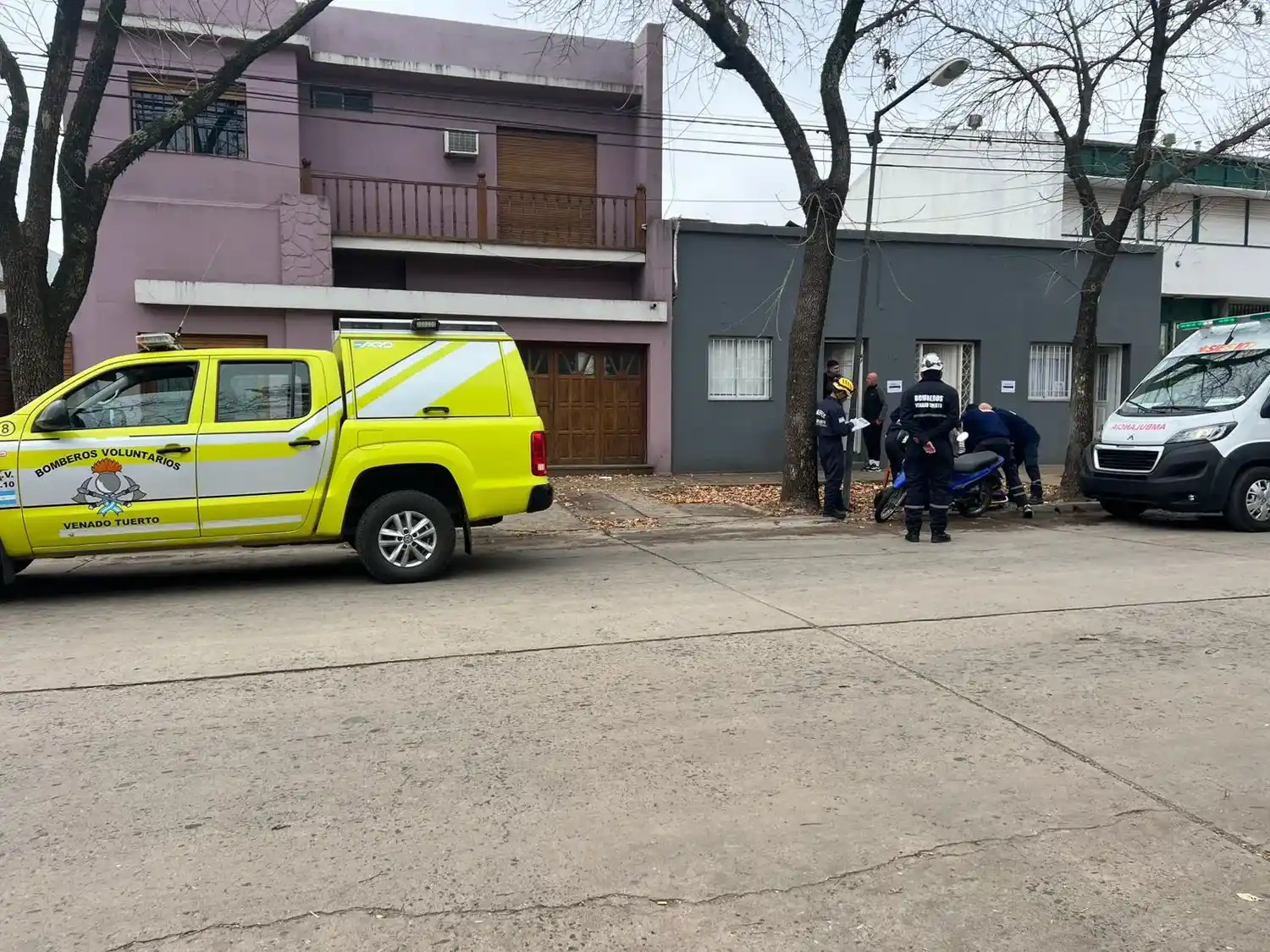 La mujer perdió el control del vehículo y cayó a suelo. Foto: BVVT