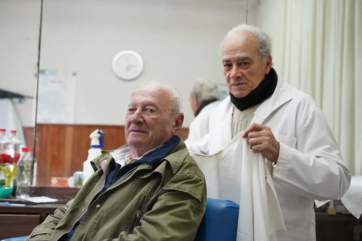 Américo junto a uno de sus históricos clientes.