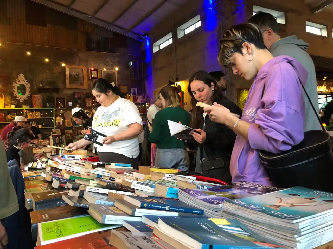 Gran marco de público para disfrutar de la  3era Fiesta del Libro Usado, Vinilo y Arte Gráfico en el Club de la Quimera.