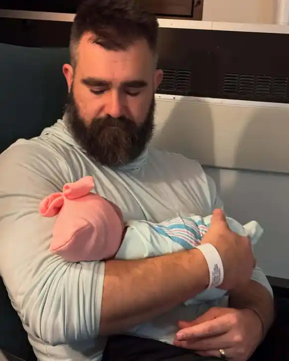 Finnley Kelce: la nueva integrante de la familia Kelce y la reacción de Travis y Taylor Swift