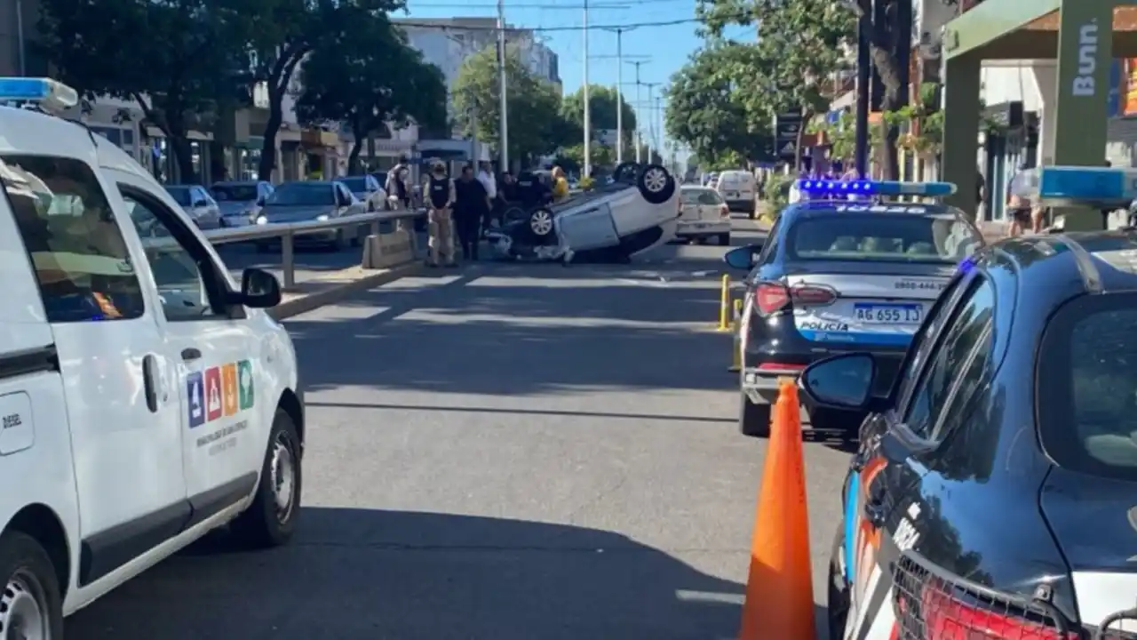 Una mujer murió en San Lorenzo tras sufrir un paro y volcar su auto