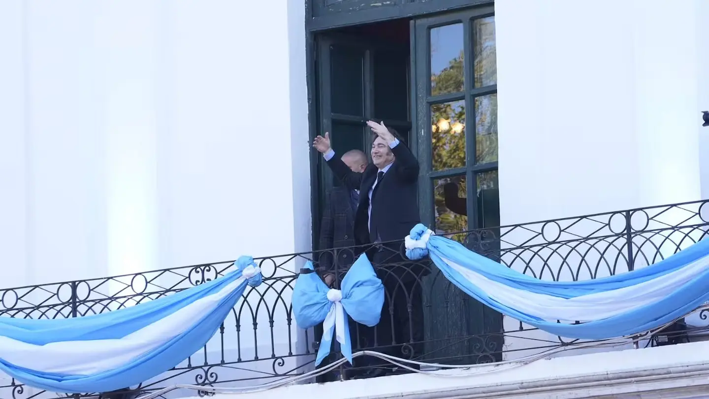 Milei saludó desde el balcón del Cabildo en Córdoba.