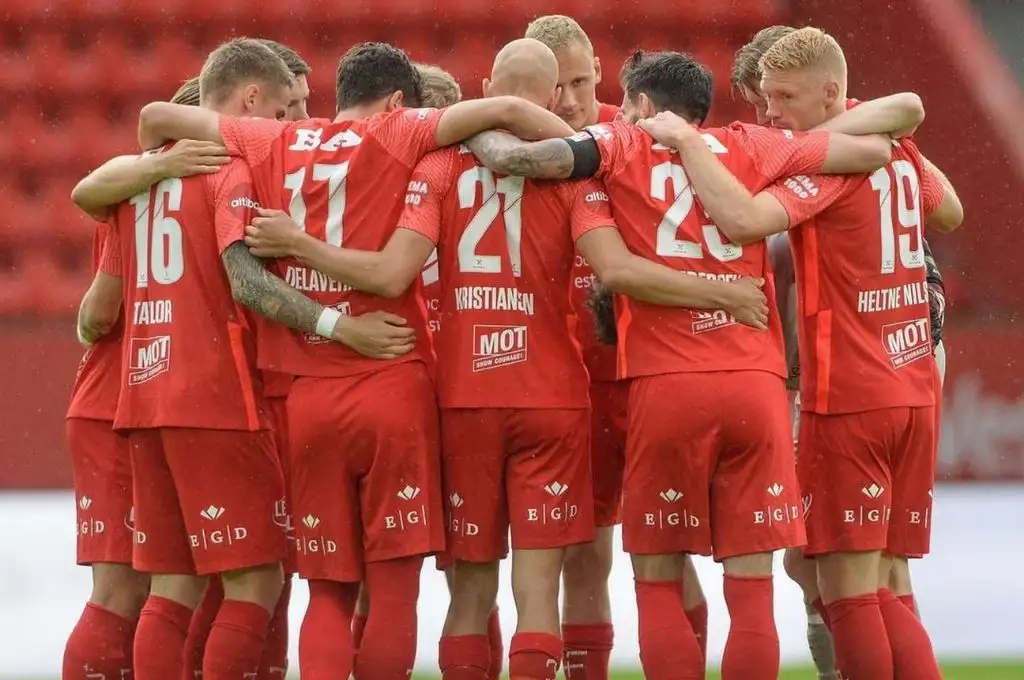 Escandalo: futbolistas noruegos hicieron una orgía en el estadio tras el partido