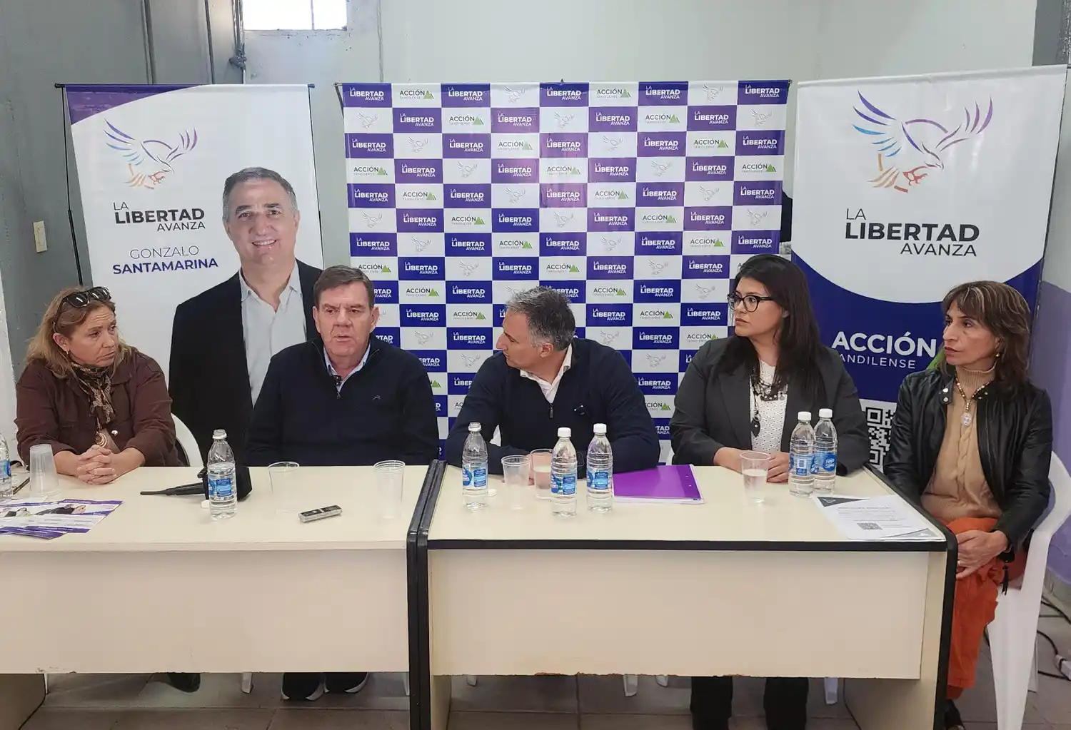 Luján Fiego y el intendente de Mar del Plata, Guillermo Montenegro, candidatos a senadores por LLA; Gonzalo Santamarina y Nadia Cisneros, primeros en la lista a concejales, y Jorgelina Preciado, postulante al Consejo Escolar.