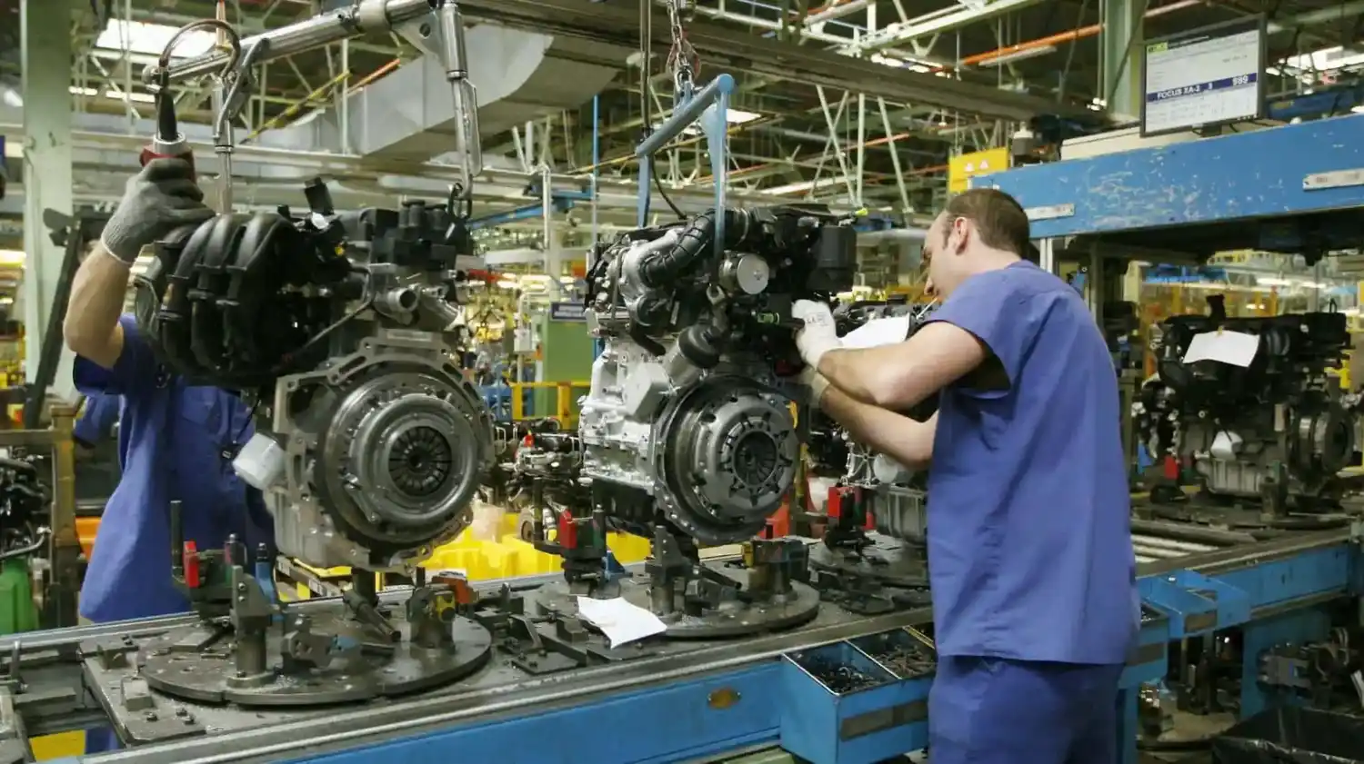 La actividad industrial cayó 2,8% interanual en abril y acumula una baja de 2,4% en 2026