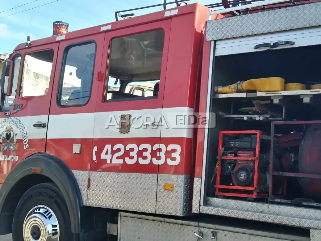 Los Bomberos y la Policía trabajaron en conjunto para sacar el cadáver de un domicilio