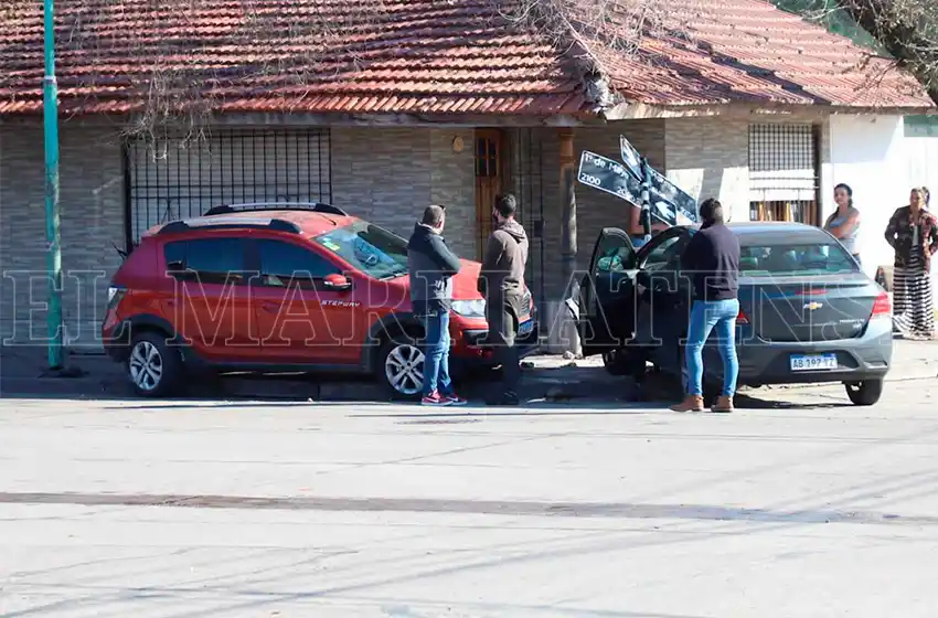 Chocaron dos autos y volaron las tejas de una casa