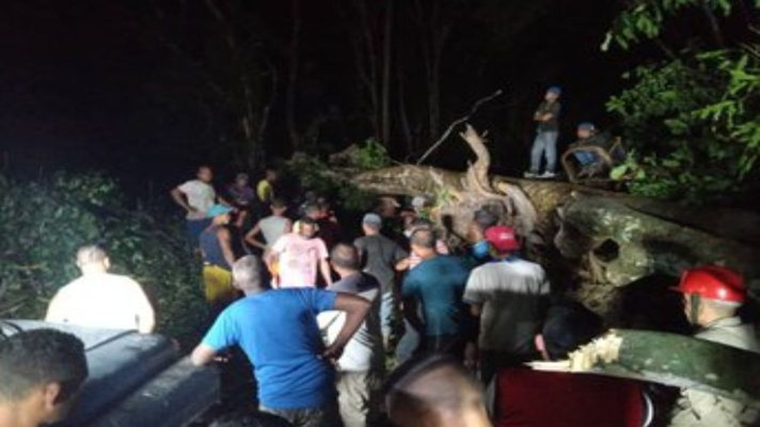 LLUVIAS NO DEJAN EN PAZ A VENEZUELA: se desborda el río La Trilla e inunda localidades de Ocumare de la Costa