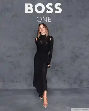 Victoria Beckham se lució con este vestido negro en una fiesta con David