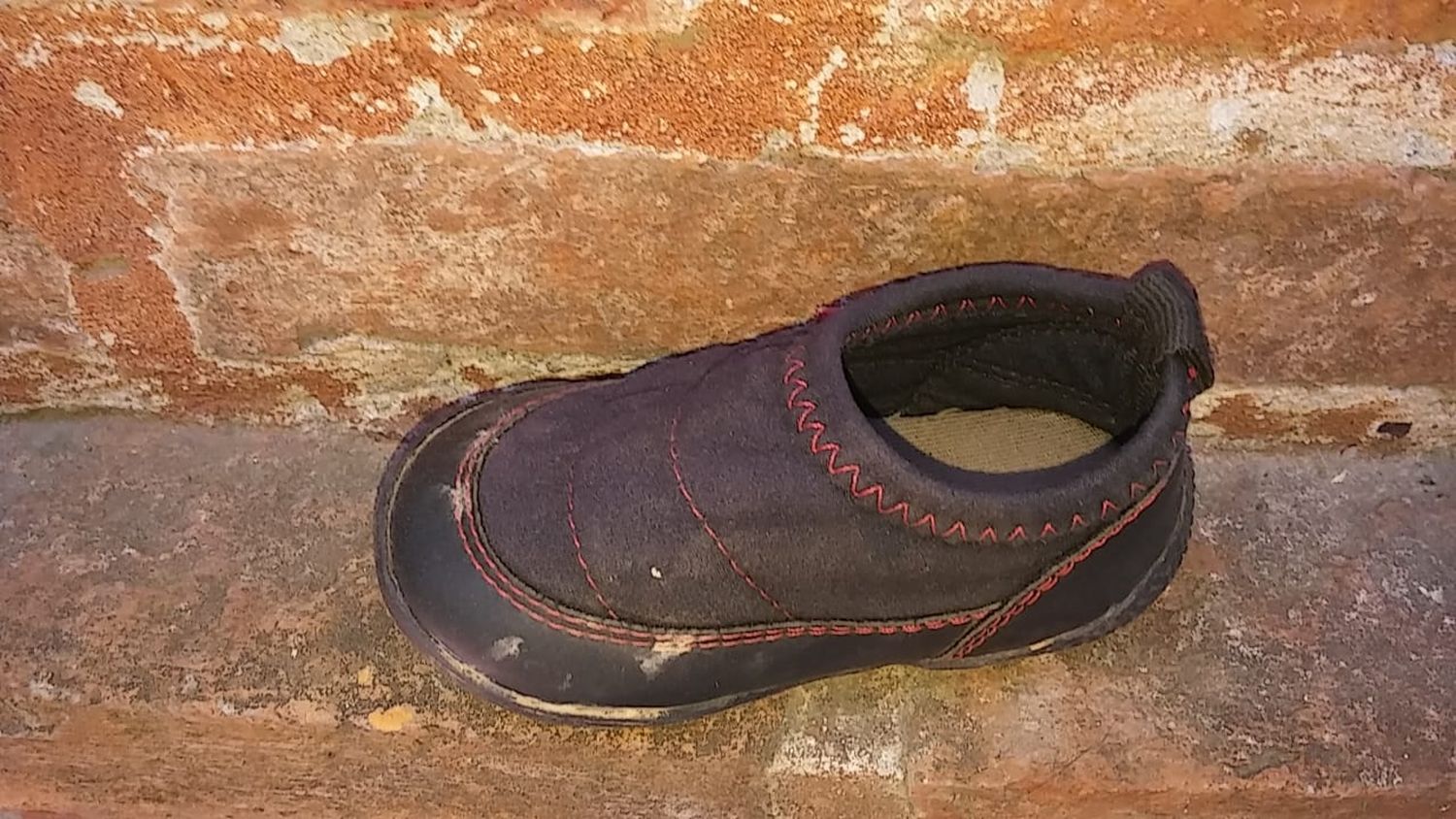 Encontraron unas zapatillas en 11 de septiembre al 1400
