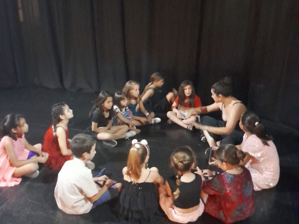 Irene junto a un grupo de pre-adolescentes.