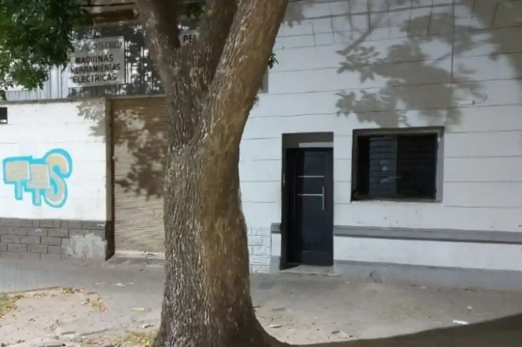 Balearon el frente de una casa