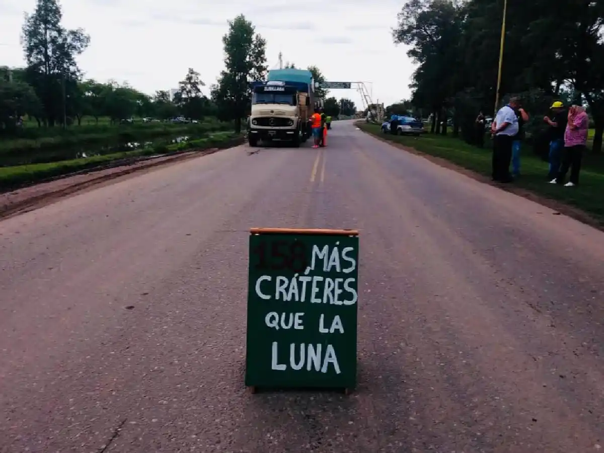“Más cráteres que la Luna”: vecinos cortan la ruta 158 