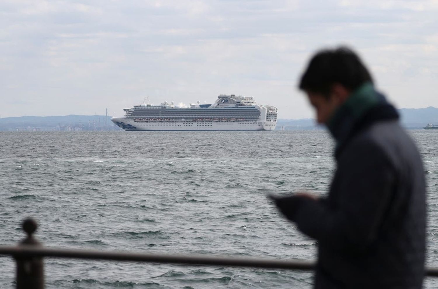 Mejora el argentino con coronavirus en el crucero