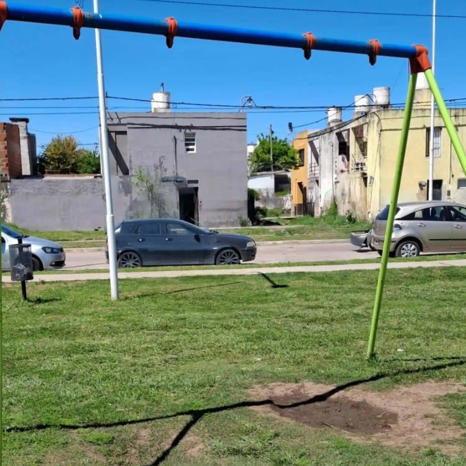 La plaza de Banfield ya no cuenta con hamacas.