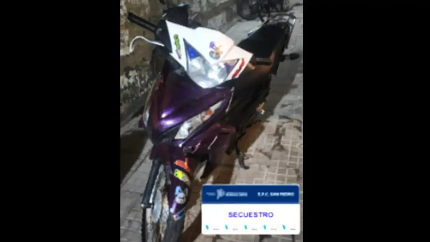 El sujeto que transitaba en esta moto la abandonó ante la presencia policial y se dio a la fuga.
