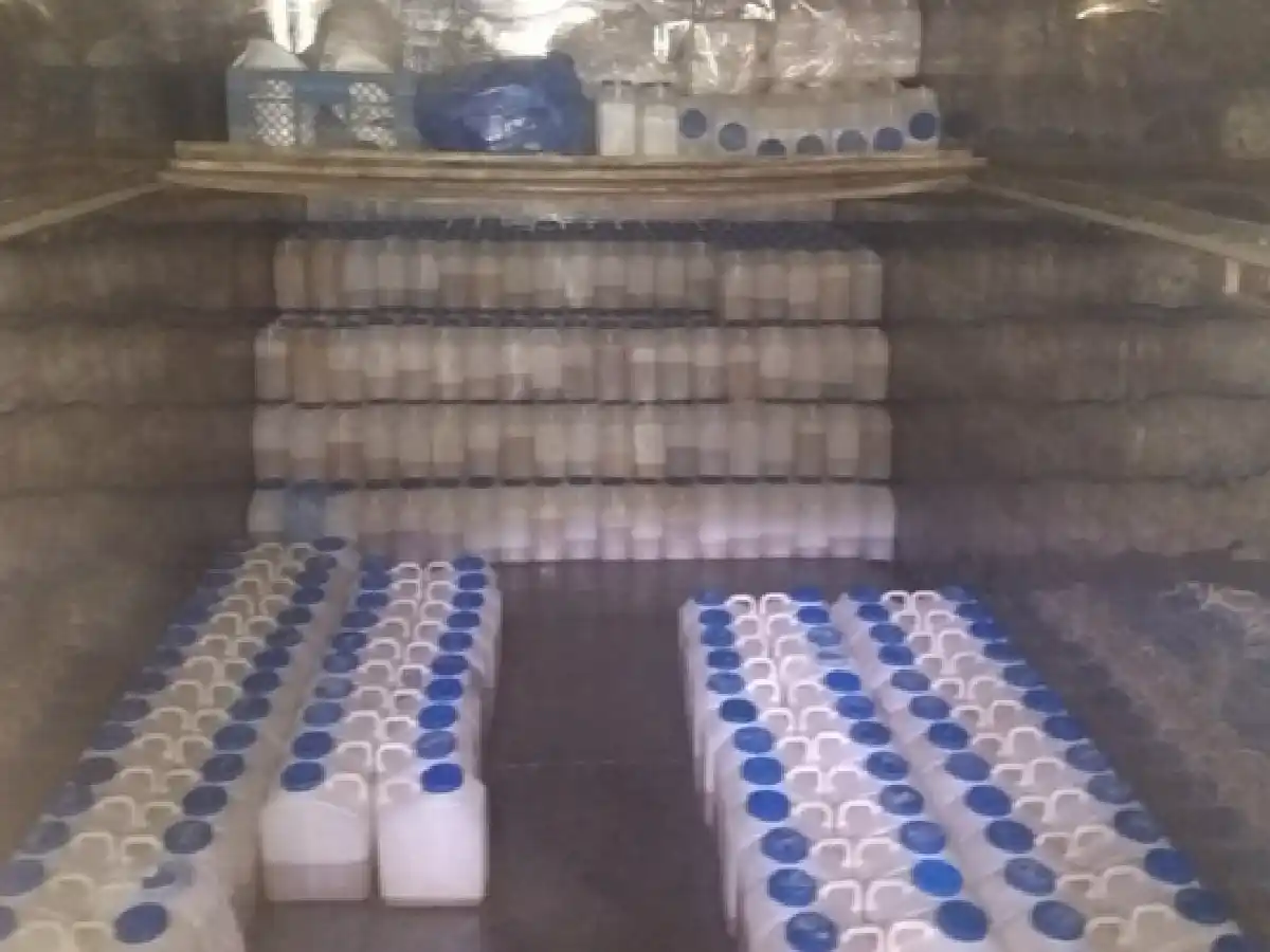 Clausuran depósito con mil litros de orina de mujer