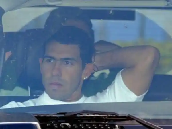 Tevez sin registro de conducir por no saber inglés