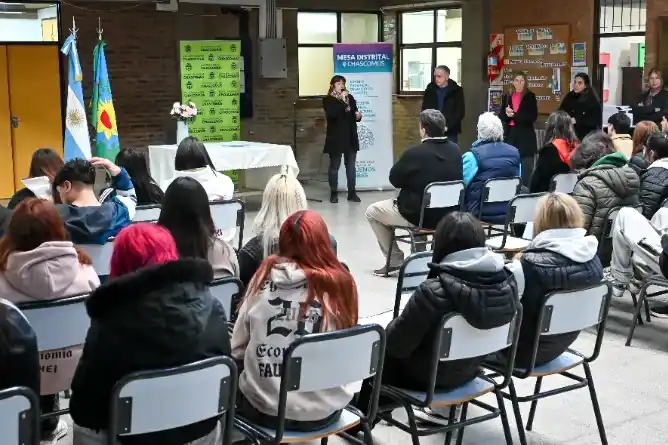 Cerca de 50 estudiantes secundarios recibieron sus carnets de manipulación de alimentos
