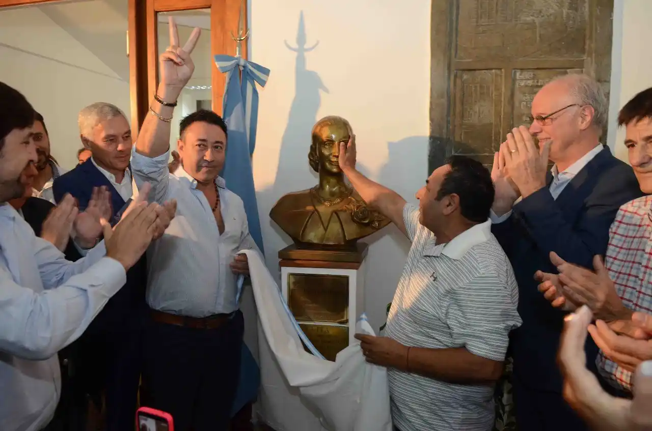 Vuelven los bustos de Perón y Evita al Ministerio de Salud bonaerense