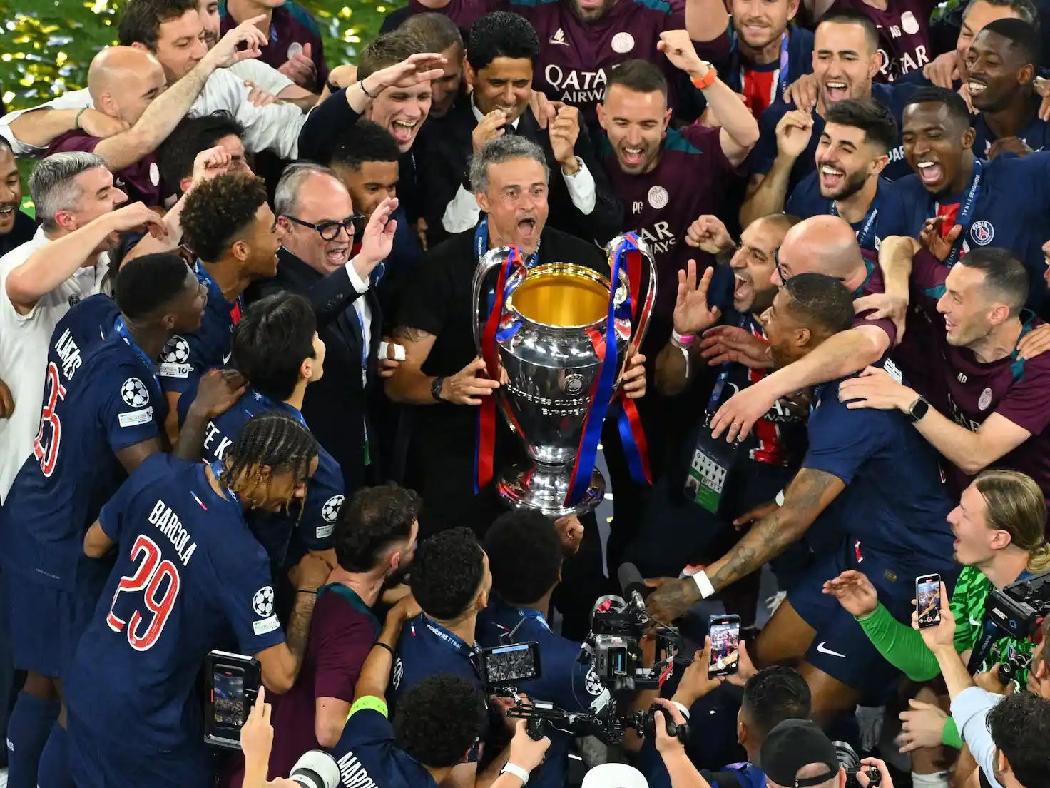 Luis Enrique junto a todo el equipo del PSG, festejando la primer Champions League del club.