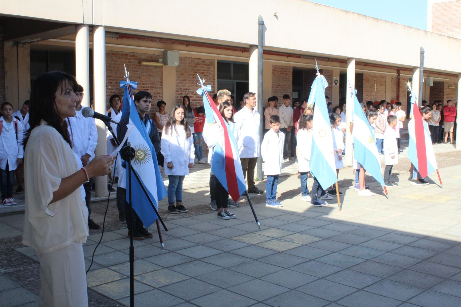La directora departamental de escuelas, Liliana Monti realizó el acto de apertura.
