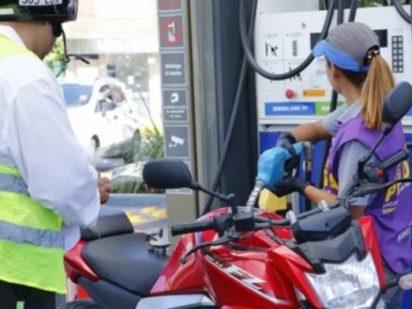 "Sin casco no hay nafta": el Gobierno advirtió a las estaciones de servicio que controlará el cumplimiento de la ley