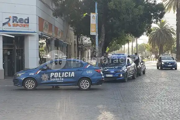 Amplio despliegue: demoraron a un “lavacoches” en pleno Boulevard Santa Fe