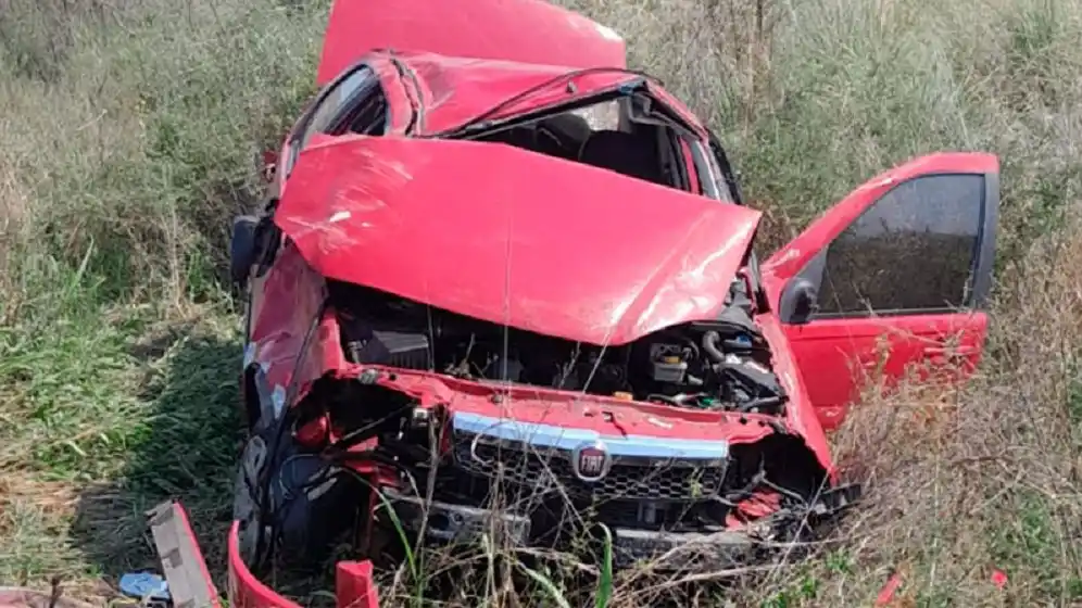 Un conductor perdió el control de su auto y terminó dando varios tumbos en la banquina